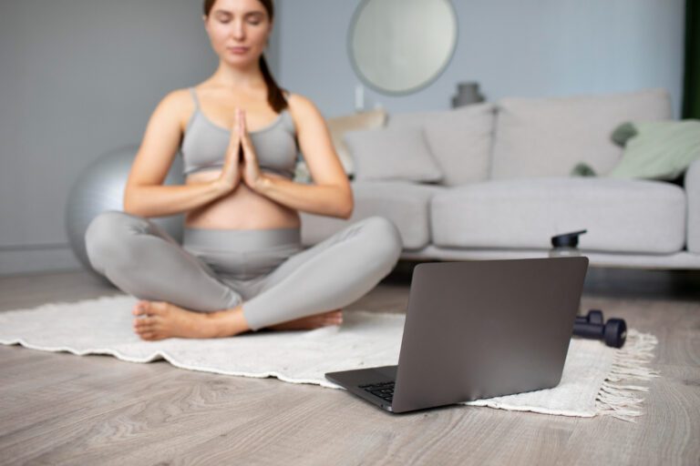 Descubre qué necesitas para tus clases de yoga online