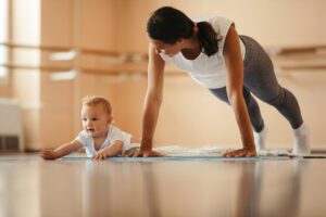 Para practicar los asanas para el yoga con bebés, coloca un fular al principio de tu esterilla para poder dejar al bebé en el suelo