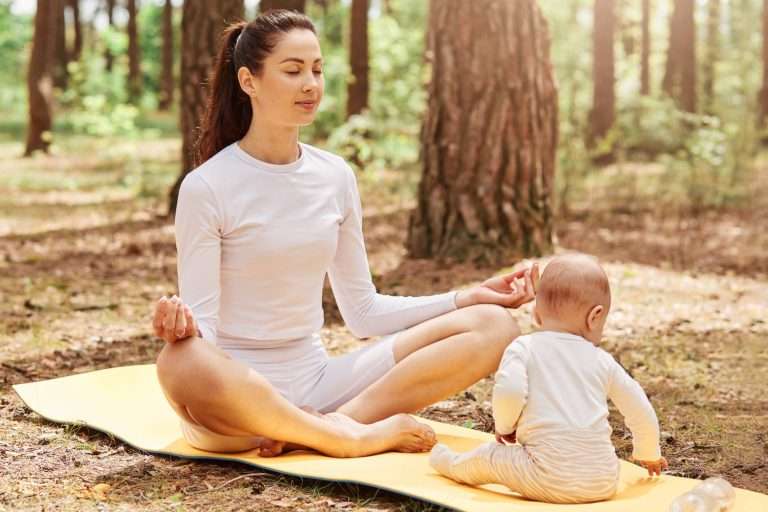 Tu primera clase de yoga prenatal sin estrés: aprende qué elementos son esenciales y cómo disfrutar de este momento único para ti y tu bebé