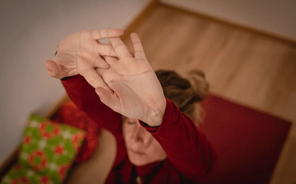 Mujer haciendo estiramientos de yoga