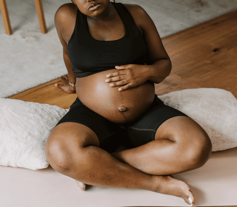Mujer practicando yoga prenatal online