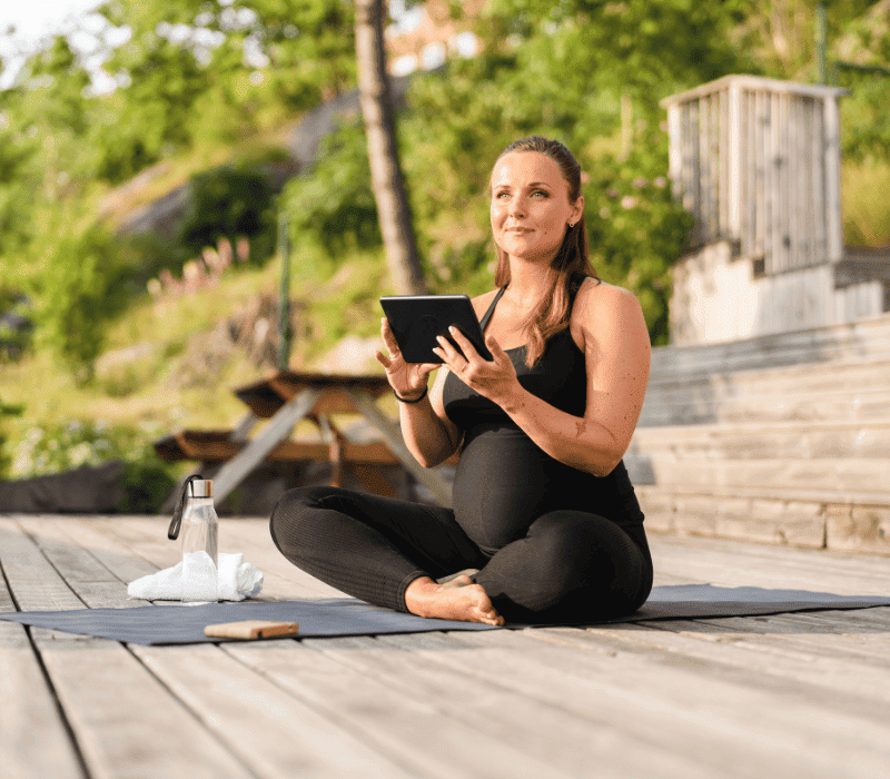Mujer practicando yoga prenatal online