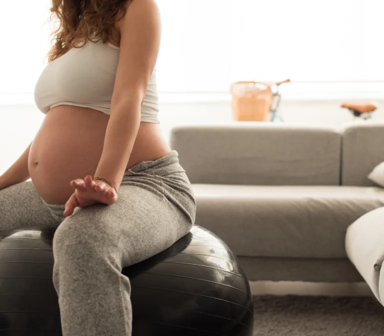 mujer embarazada yoga