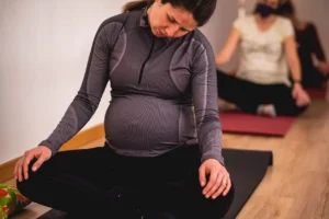 clase de yoga para embarazas tercer trimestre